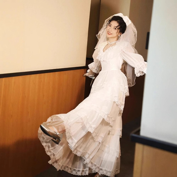 Vjenčana haljina – francuski stil, tutu suknja, duboki V-izrez, dugi rukavi, visoki struk; glavni materijal poliester 50–70%, sekundarni poliester <30%