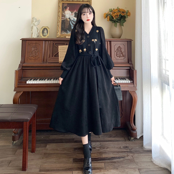 Haljina za plus veličine s V izrezom, cvjetnim vezom na cordury, midi duljina s visokim strukom