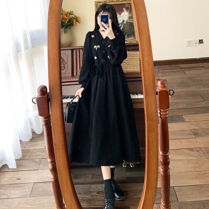 Haljina za plus veličine s V izrezom, cvjetnim vezom na cordury, midi duljina s visokim strukom