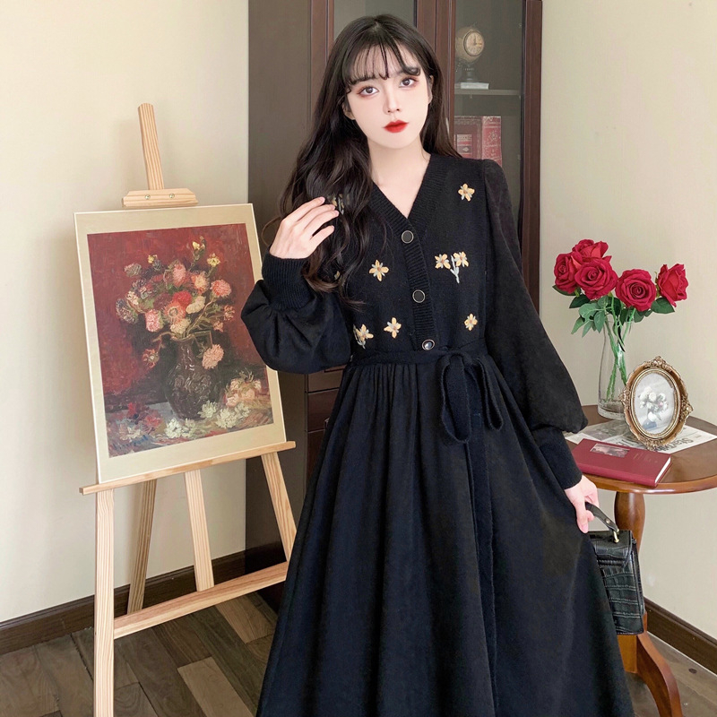 Haljina za plus veličine s V izrezom, cvjetnim vezom na cordury, midi duljina s visokim strukom