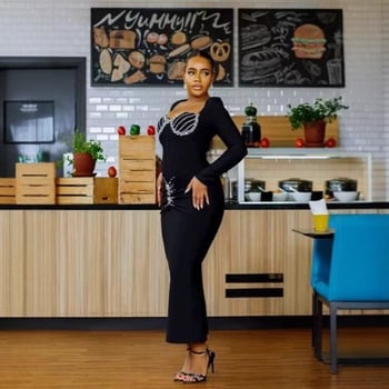 Večernja haljina s dugim rukavima, okruglim izrezom, visokim strukom i hotfix kristalima, izrađena od mercerisiranog pamuka.