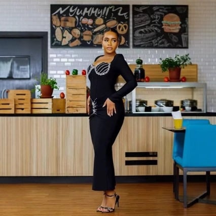 Večernja haljina s dugim rukavima, okruglim izrezom, visokim strukom i hotfix kristalima, izrađena od mercerisiranog pamuka.