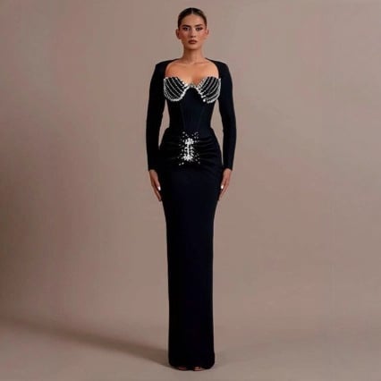 Večernja haljina s dugim rukavima, okruglim izrezom, visokim strukom i hotfix kristalima, izrađena od mercerisiranog pamuka.