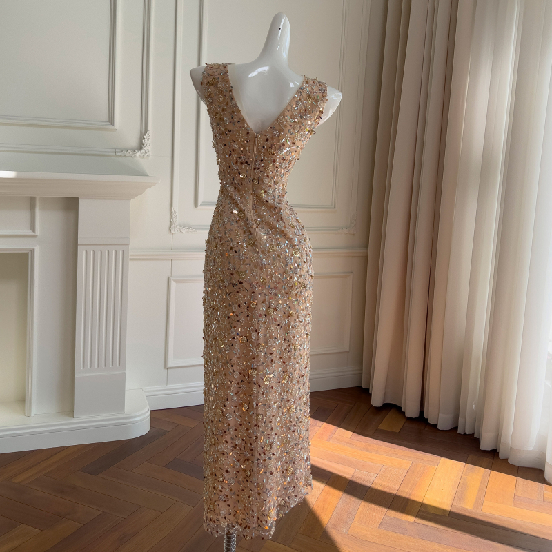 Csillogó hímzett ruha, V-nyakú, A-vonalú hosszú ruha, magas derékkal, poliészter, cipzár