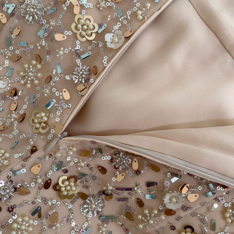 Csillogó hímzett ruha, V-nyakú, A-vonalú hosszú ruha, magas derékkal, poliészter, cipzár