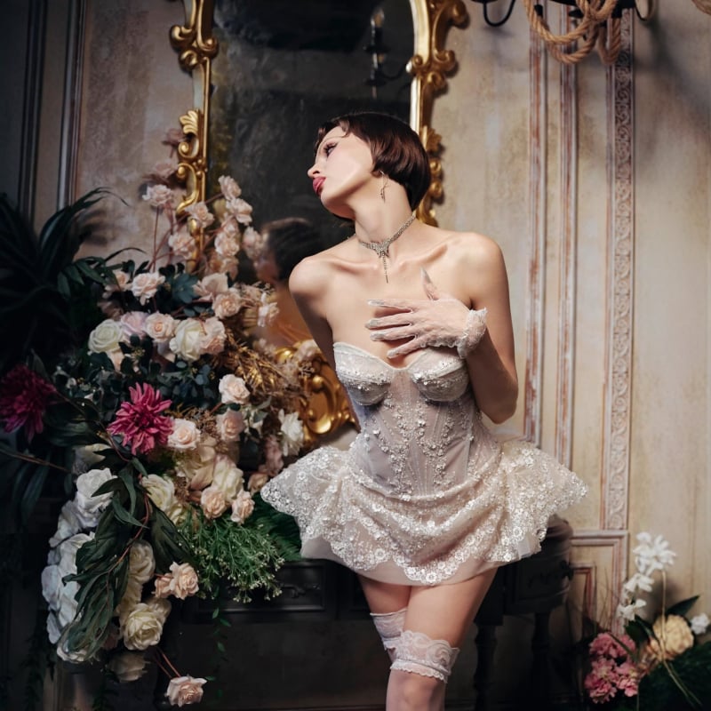 Haljina bez naramenica u A-liniji od mreže s vezom i šljokicama, cvjetni motivi, visokim strukom