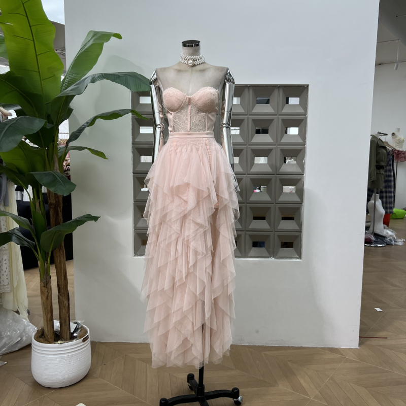 Без презрамки рокля с дантелени вложки, висока талия, дълга неравна пола, полиестерова материя, цип