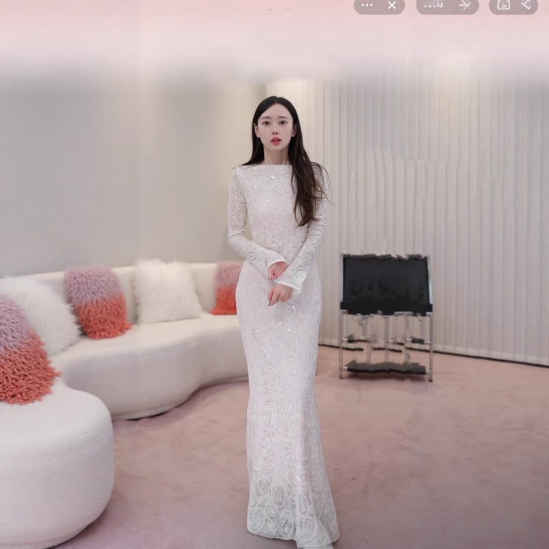 Haljina od poliestera, visokim strukom, duga suknja, okrugli izrez, dugi rukavi