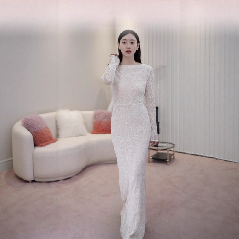 Haljina od poliestera, visokim strukom, duga suknja, okrugli izrez, dugi rukavi