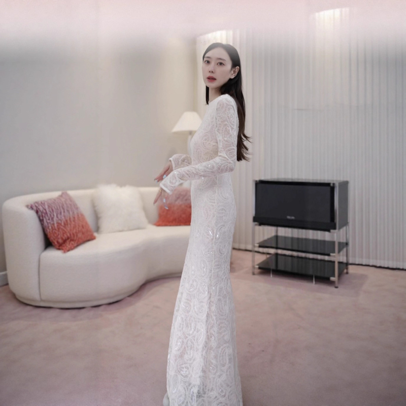 Haljina od poliestera, visokim strukom, duga suknja, okrugli izrez, dugi rukavi