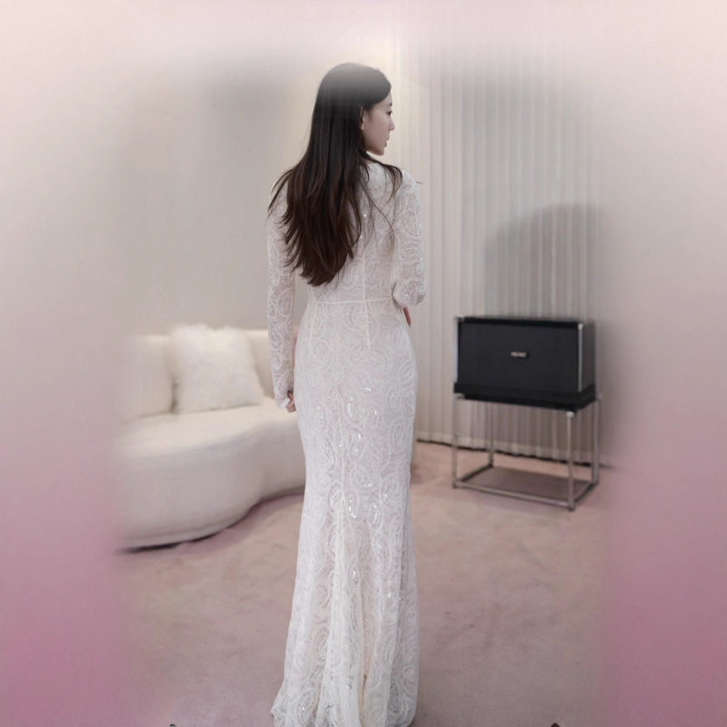 Haljina od poliestera, visokim strukom, duga suknja, okrugli izrez, dugi rukavi