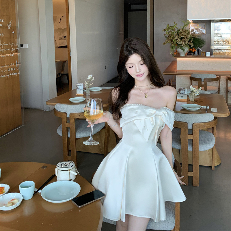 Haljina: jednostruki rameni dizajn s mašnom i perlastom trakom, A-linija, šifon