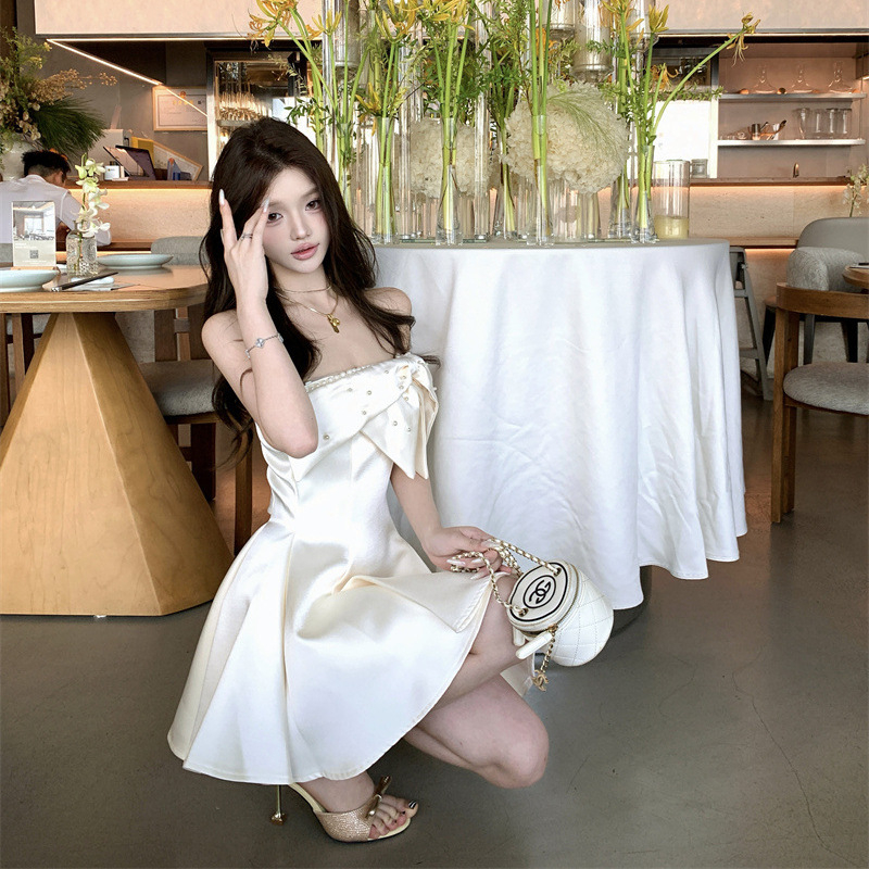 Haljina: jednostruki rameni dizajn s mašnom i perlastom trakom, A-linija, šifon