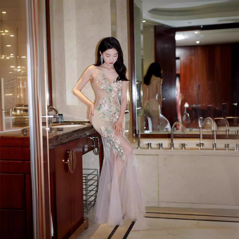 Haljina od mrežaste tkanine, reljefni detalji, duboki V izrez, bez rukava, duga suknja