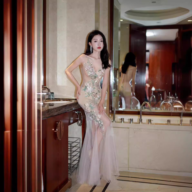 Haljina od mrežaste tkanine, reljefni detalji, duboki V izrez, bez rukava, duga suknja