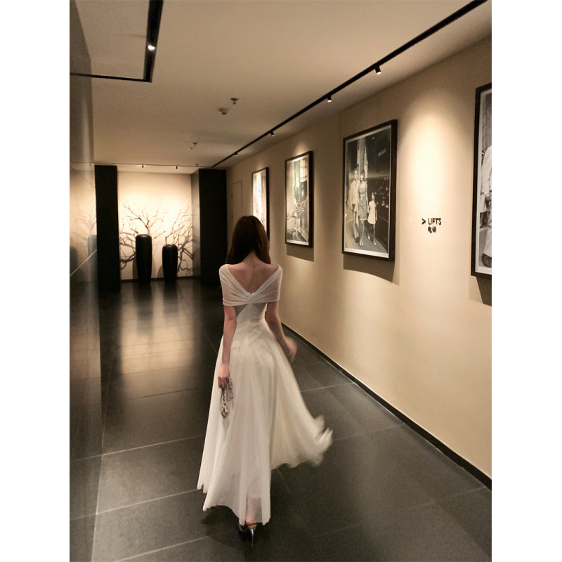 Haljina od mrežaste tkanine, duga A-linijska silueta, bez ovratnika, bez rukava, visokim strukom