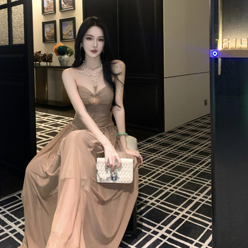 Ruha A-vonalú, hosszú, V-nyakú, magas derekú