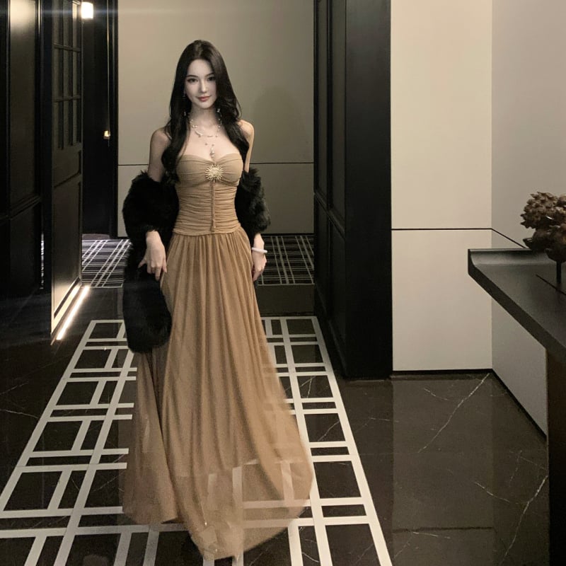 Ruha A-vonalú, hosszú, V-nyakú, magas derekú