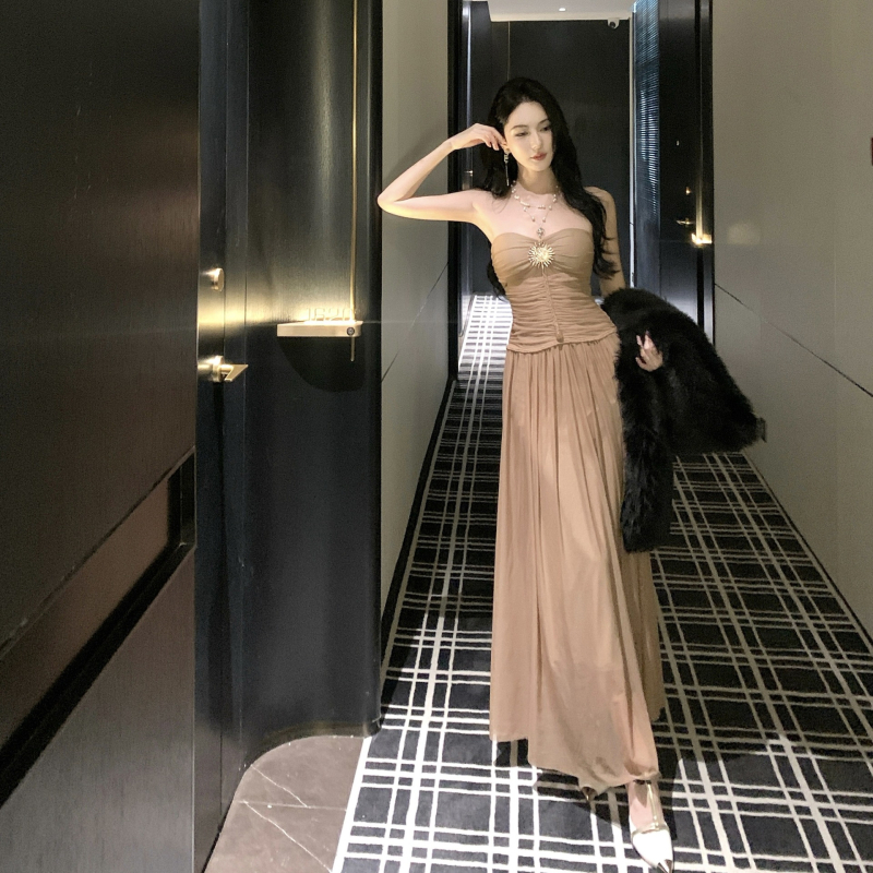 Ruha A-vonalú, hosszú, V-nyakú, magas derekú