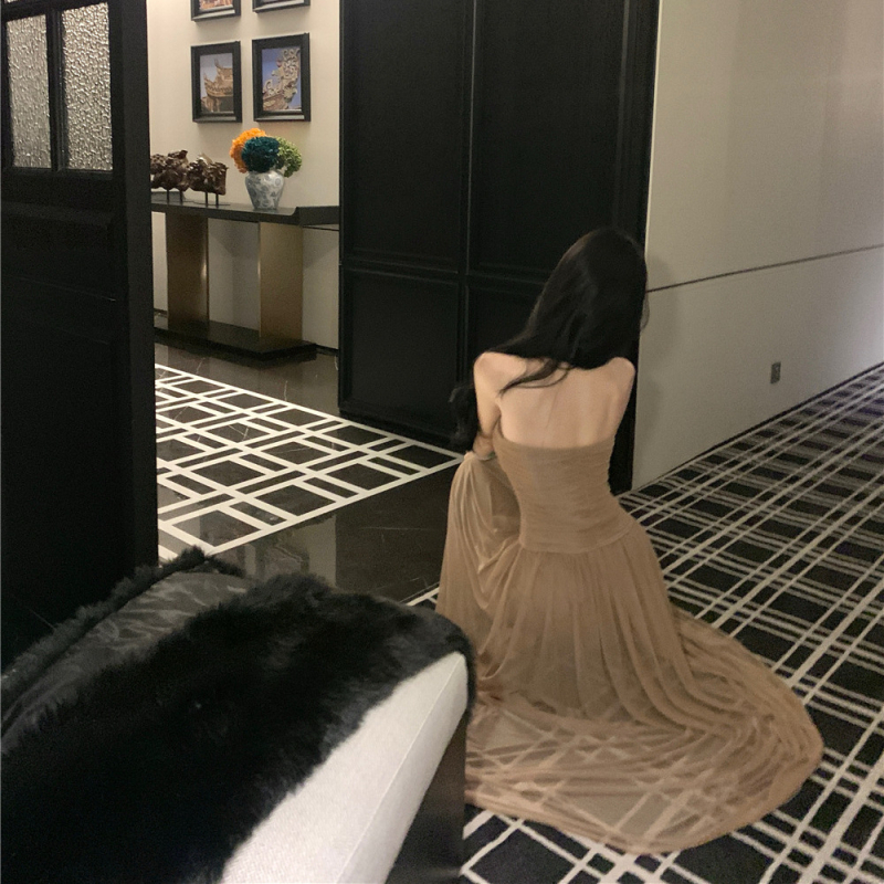 Ruha A-vonalú, hosszú, V-nyakú, magas derekú