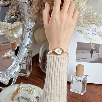 Női kvarcsos óra édesvízi gyöngy szíjjal, ovális fém tokkal, 30 m vízállóság