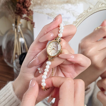 Női kvarcsos óra édesvízi gyöngy szíjjal, ovális fém tokkal, 30 m vízállóság