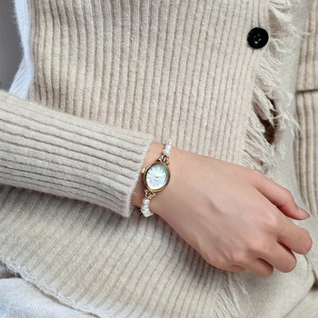 Női kvarcsos óra édesvízi gyöngy szíjjal, ovális fém tokkal, 30 m vízállóság