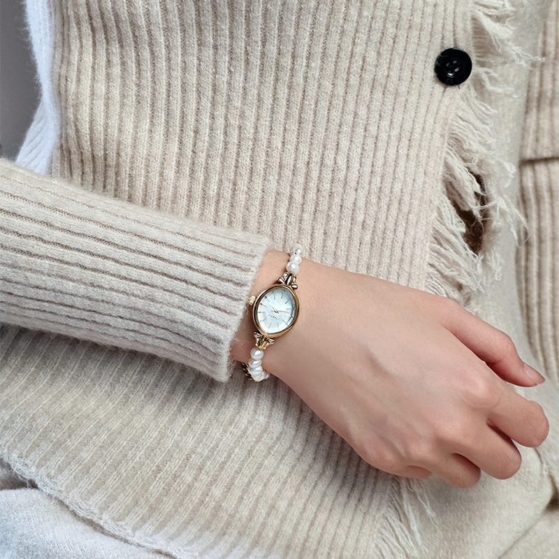 Női kvarcsos óra édesvízi gyöngy szíjjal, ovális fém tokkal, 30 m vízállóság