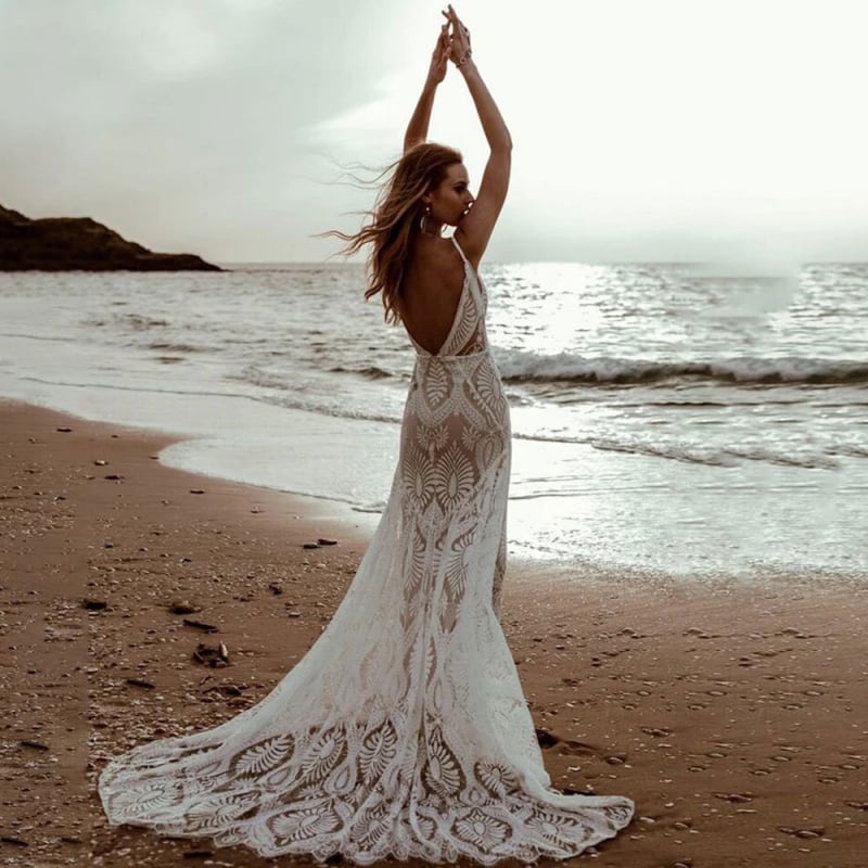 Csipkés esküvői ruha mély V-nyakkal, ujjak nélkül, nyitott hátsó rész, hosszú halfarok-siluett