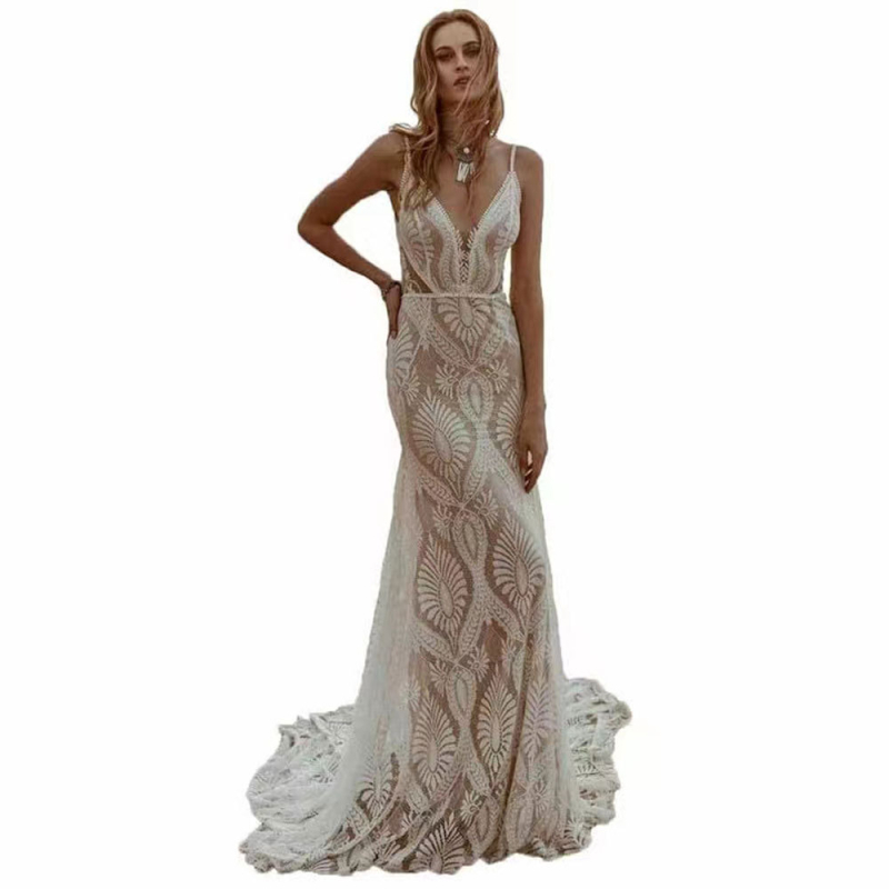 Csipkés esküvői ruha mély V-nyakkal, ujjak nélkül, nyitott hátsó rész, hosszú halfarok-siluett