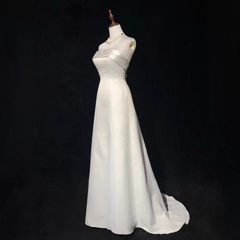 Váll nélküli menyasszonyi ruha, magas derekú siluett, hosszú szoknya, kis uszály, poliészter anyag