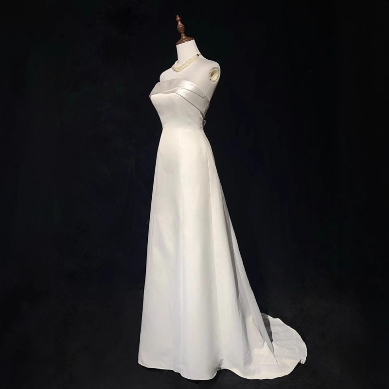 Váll nélküli menyasszonyi ruha, magas derekú siluett, hosszú szoknya, kis uszály, poliészter anyag