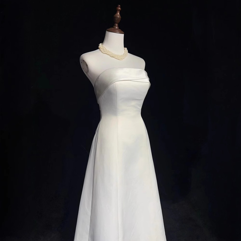 Váll nélküli menyasszonyi ruha, magas derekú siluett, hosszú szoknya, kis uszály, poliészter anyag