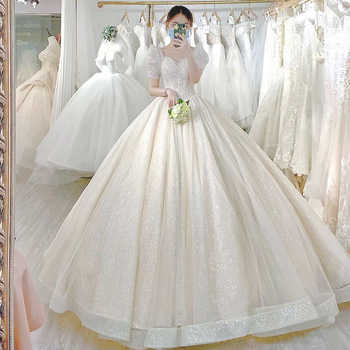 Rochie de mireasă cu trenă lungă, stil franțuzesc, decolteu adânc în V, mâneci trei sferturi, țesătură organza (conținut principal 30–50%)