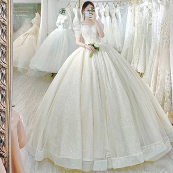 Rochie de mireasă cu trenă lungă, stil franțuzesc, decolteu adânc în V, mâneci trei sferturi, țesătură organza (conținut principal 30–50%)