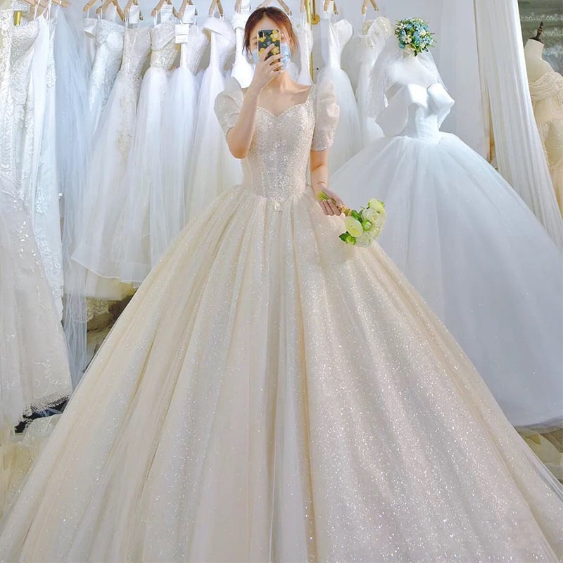 Rochie de mireasă cu trenă lungă, stil franțuzesc, decolteu adânc în V, mâneci trei sferturi, țesătură organza (conținut principal 30–50%)