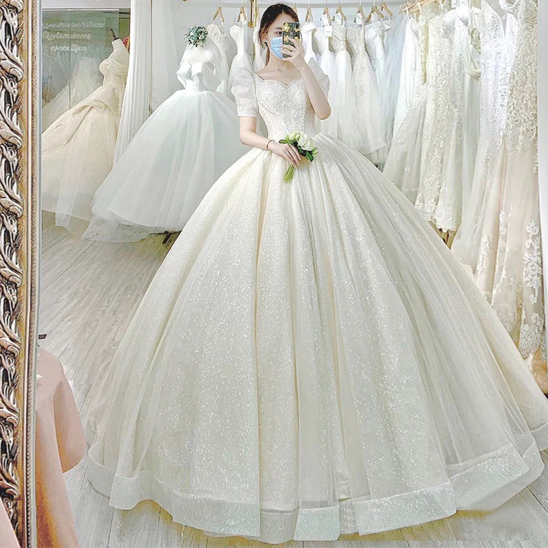 Rochie de mireasă cu trenă lungă, stil franțuzesc, decolteu adânc în V, mâneci trei sferturi, țesătură organza (conținut principal 30–50%)