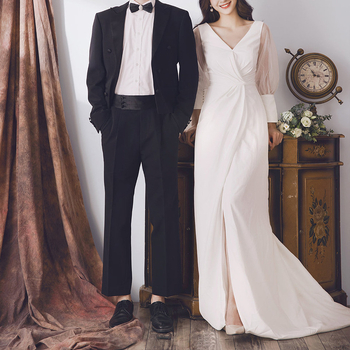 Esküvői ruha hosszú ujjú, szatén anyag, mély V-nyak, karcsú szabás, rövid uszály (szatén; hosszú ujjú; mély V-nyak; karcsú szabás; rövid uszály)