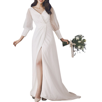 Esküvői ruha hosszú ujjú, szatén anyag, mély V-nyak, karcsú szabás, rövid uszály (szatén; hosszú ujjú; mély V-nyak; karcsú szabás; rövid uszály)