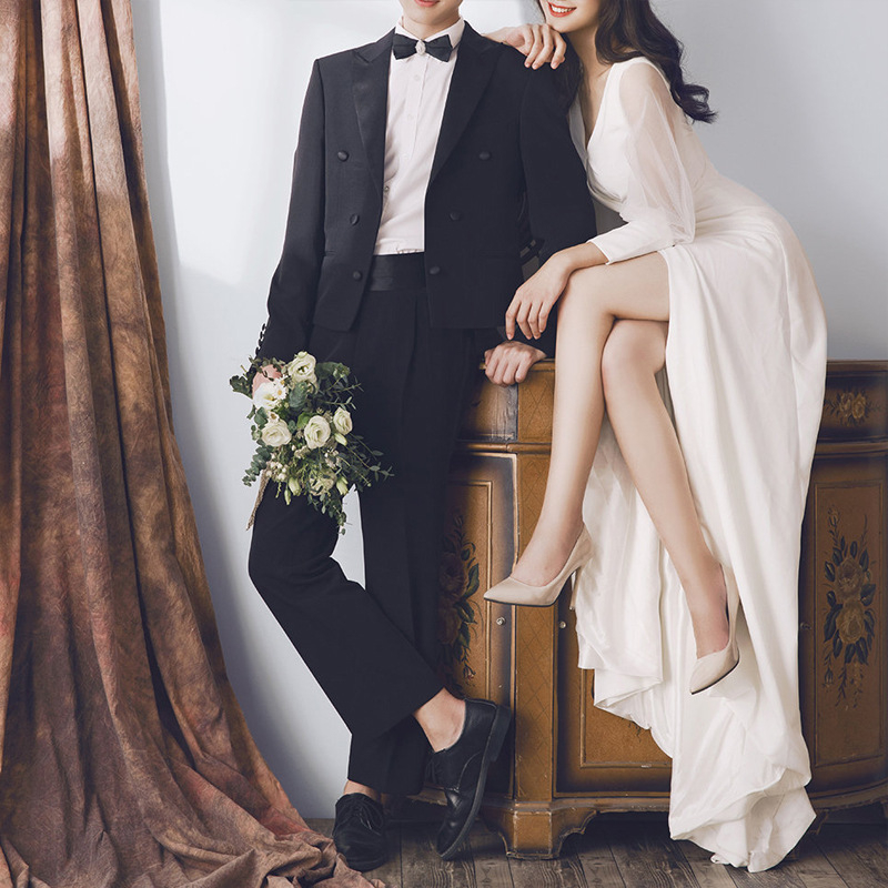 Esküvői ruha hosszú ujjú, szatén anyag, mély V-nyak, karcsú szabás, rövid uszály (szatén; hosszú ujjú; mély V-nyak; karcsú szabás; rövid uszály)