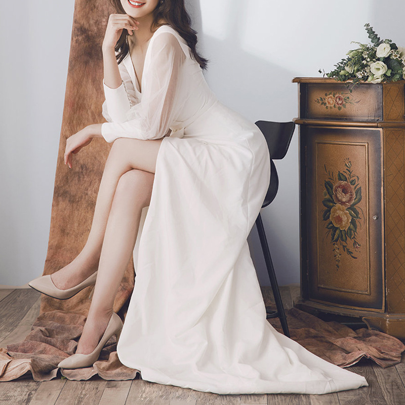 Esküvői ruha hosszú ujjú, szatén anyag, mély V-nyak, karcsú szabás, rövid uszály (szatén; hosszú ujjú; mély V-nyak; karcsú szabás; rövid uszály)