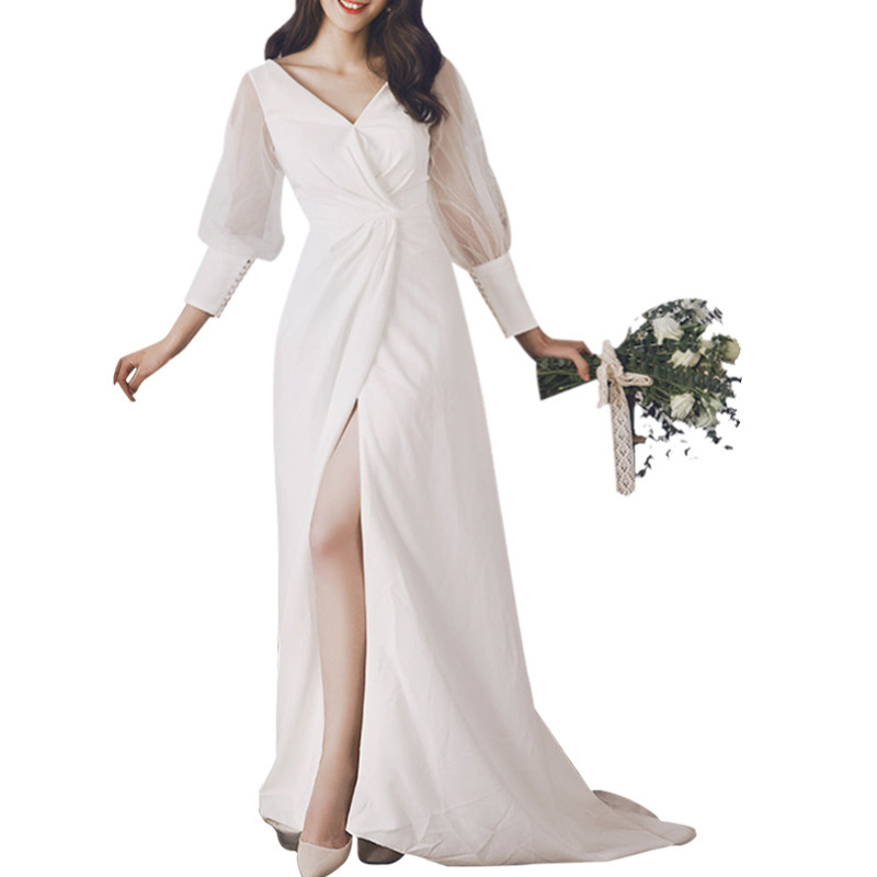 Esküvői ruha hosszú ujjú, szatén anyag, mély V-nyak, karcsú szabás, rövid uszály (szatén; hosszú ujjú; mély V-nyak; karcsú szabás; rövid uszály)