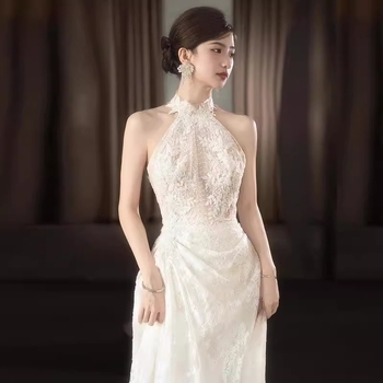 Menyasszonyi ruha, halternyakú kivágás, sellő vonalú kis uszály, ujjatlan, poliészter anyag