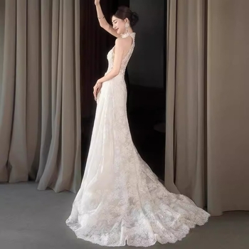 Menyasszonyi ruha, halternyakú kivágás, sellő vonalú kis uszály, ujjatlan, poliészter anyag