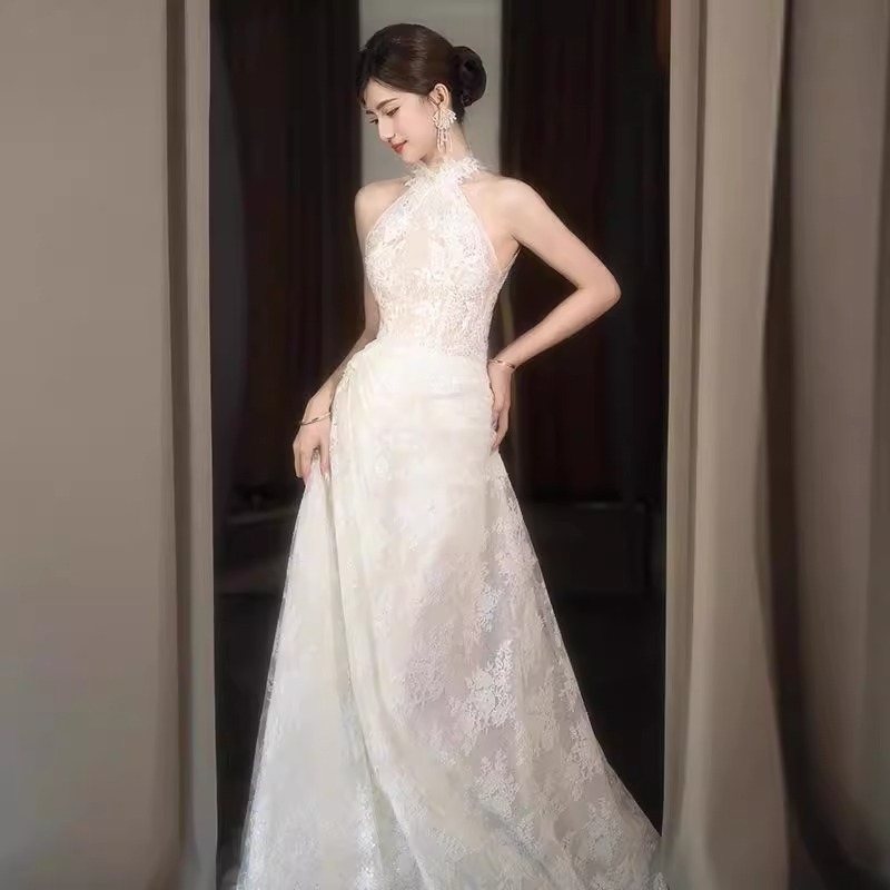 Menyasszonyi ruha, halternyakú kivágás, sellő vonalú kis uszály, ujjatlan, poliészter anyag