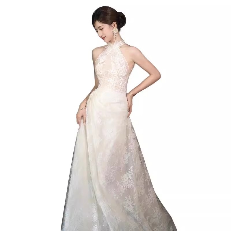 Menyasszonyi ruha, halternyakú kivágás, sellő vonalú kis uszály, ujjatlan, poliészter anyag