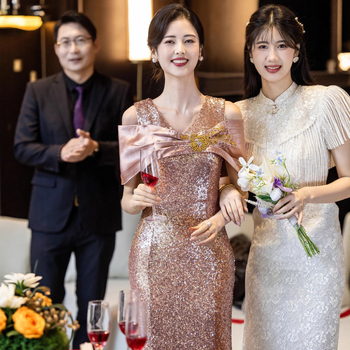 Rochie de seară cu paiete și fustă în formă de coadă de pește, decolteu în V profund, mâneci scurte, talie medie, material poliester