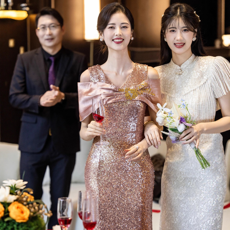 Rochie de seară cu paiete și fustă în formă de coadă de pește, decolteu în V profund, mâneci scurte, talie medie, material poliester