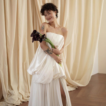 Esküvői ruha A-vonalú, magas derekú, ujj nélküli, hosszú szoknyával – poliészter 70–80%.