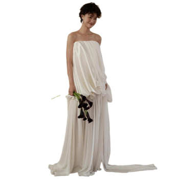 Esküvői ruha A-vonalú, magas derekú, ujj nélküli, hosszú szoknyával – poliészter 70–80%.